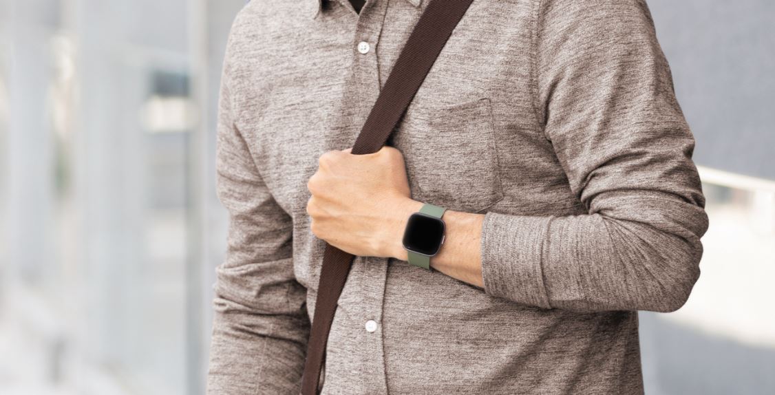 Versa 2 Smartwatch am Handgelenk eines Herren im Alltag Versa 2 Smartwatch am Handgelenk eines Herren im Alltag