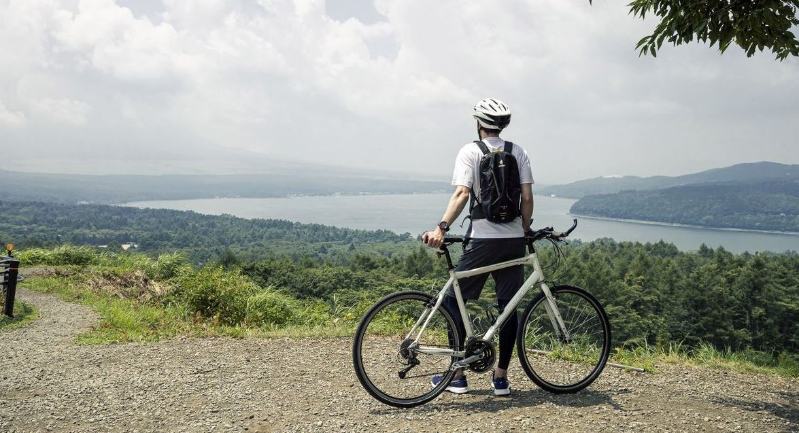 Casio WSD-F21HR Smartwatch Mann mit Fahrrad auf Berg Casio WSD-F21HR Smartwatch Mann mit Fahrrad auf Berg