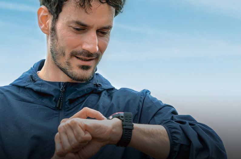 Casio WSD-F21HR Mann mit Smartwatch am Handgelenk Casio WSD-F21HR Mann mit Smartwatch am Handgelenk