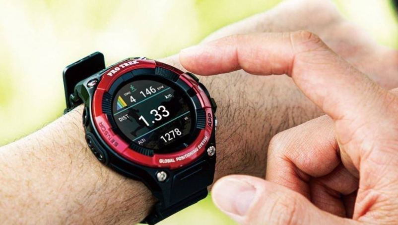 Casio WSD-F21HR Smartwatch mit Blick auf Display Casio WSD-F21HR Smartwatch mit Blick auf Display