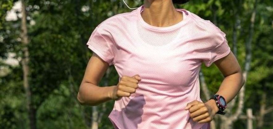 Frau mit Casio WSD-F21HR Smartwatch beim Joggen Frau mit Casio WSD-F21HR Smartwatch beim Joggen