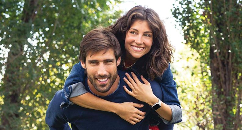 Paar Mann und Frau mit Fitbit Versa Smartwatch Paar Mann und Frau mit Fitbit Versa Smartwatch