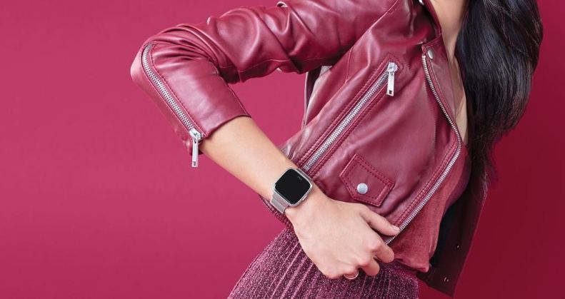 Frau in Bewegung mit Fitbit Versa Smartwatch am Handgelenk Frau in Bewegung mit Fitbit Versa Smartwatch am Handgelenk