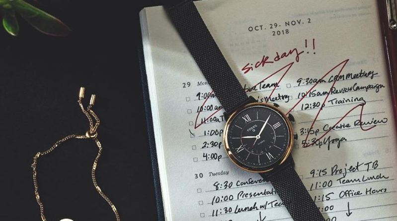 Fossil Jacqueline Damen Hybrid Smartwatch liegend auf Notizbuch Fossil Jacqueline Damen Hybrid Smartwatch liegend auf Notizbuch