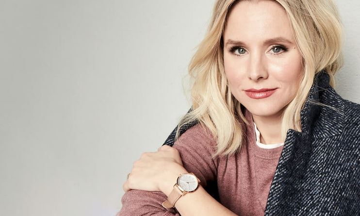Blonde Dame mit Fossil Jacqueline Hybrid Smartwatch am Handgelenk Blonde Dame mit Fossil Jacqueline Hybrid Smartwatch am Handgelenk