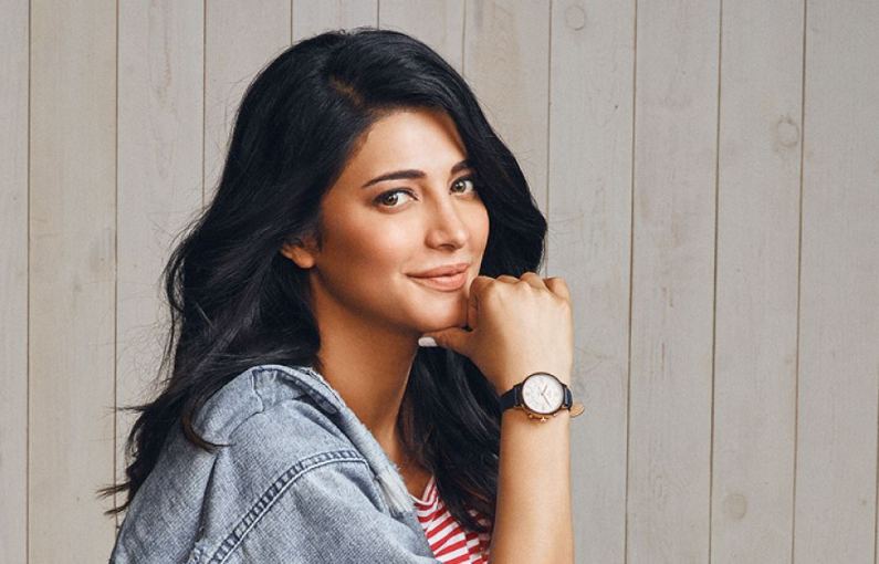 Brünette Dame mit Fossil Jacqueline Hybrid Smartwatch am Handgelenk Brünette Dame mit Fossil Jacqueline Hybrid Smartwatch am Handgelenk