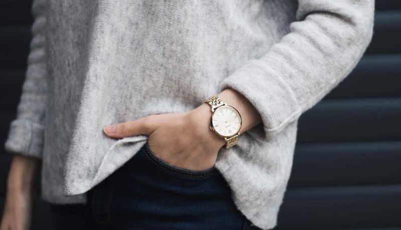 Fossil Jacqueline Damen Hybrid Smartwatch am Handgelenk und Hand in Hosentasche Fossil Jacqueline Damen Hybrid Smartwatch am Handgelenk und Hand in Hosentasche