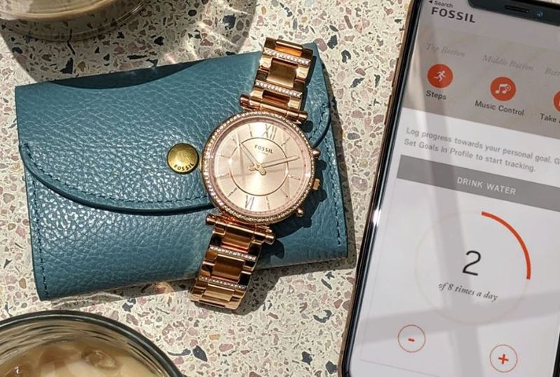 Fossil Jacqueline Damen Hybrid Smartwatch neben Smartphone liegend Fossil Jacqueline Damen Hybrid Smartwatch neben Smartphone liegend