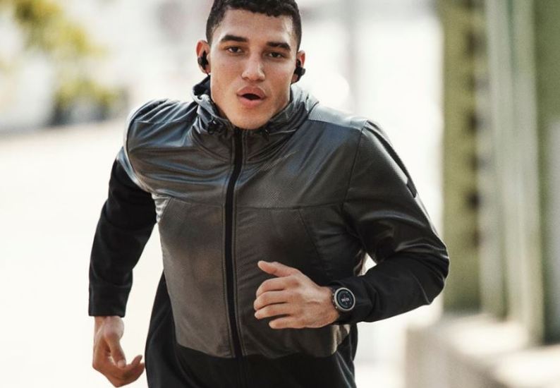 Mann joggt mit Fossil Sport Smartwatch