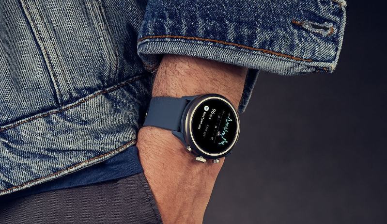 Fossil Sport Smartwatch am Handgelenk eines Herren