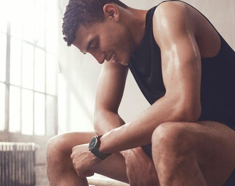 Herr trägt Fossil Sport Smartwatch im Fitnessstudio