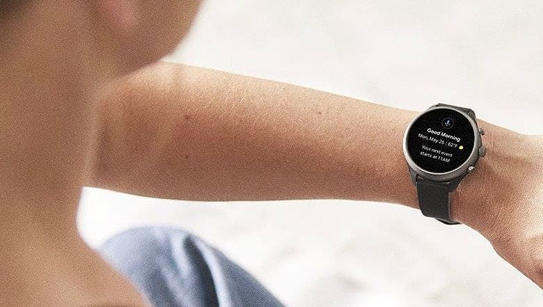 Frau schaut auf Display der Fossil Sport Smartwatch