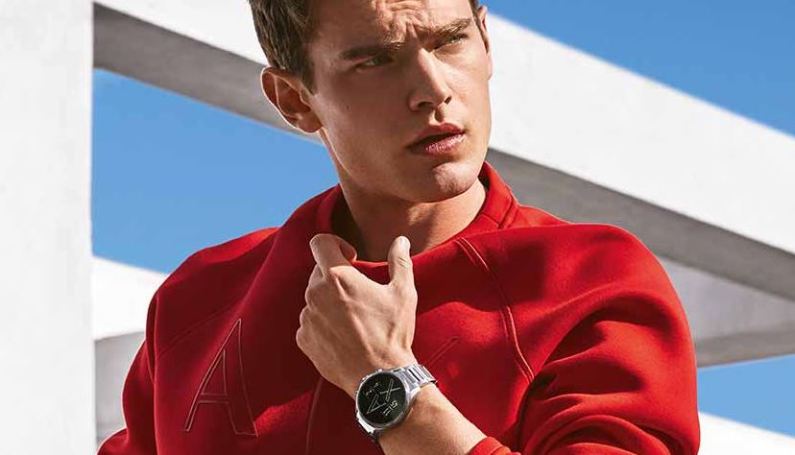 Herr mit Armani Exchange Connected Touchscreen Smartwatch am Handgelenk Herr mit Armani Exchange Connected Touchscreen Smartwatch am Handgelenk