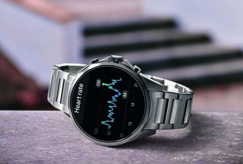 Armani Exchange Connected Touchscreen Smartwatch Display zeigt Pulsmessung Armani Exchange Connected Touchscreen Smartwatch Display zeigt Pulsmessung
