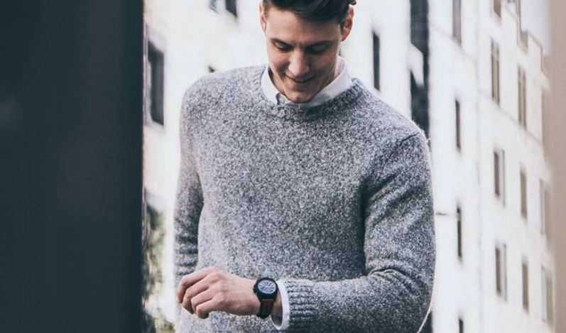 Herr blickt auf Display der Armani Exchange Connected Touchscreen Smartwatch Herr blickt auf Display der Armani Exchange Connected Touchscreen Smartwatch
