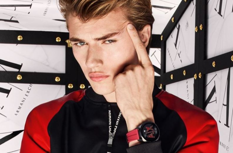 Herr mit Armani Exchange Connected Touchscreen Smartwatch am Handgelenk Herr mit Armani Exchange Connected Touchscreen Smartwatch am Handgelenk