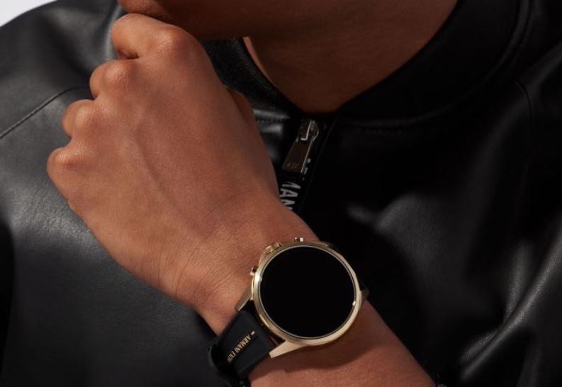 Armani Exchange Connected Touchscreen Smartwatch in schwarz gold am Handgelenk Armani Exchange Connected Touchscreen Smartwatch in schwarz gold am Handgelenk