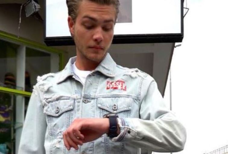 Mann schaut auf Display seiner Diesel On Axial Smartwatch