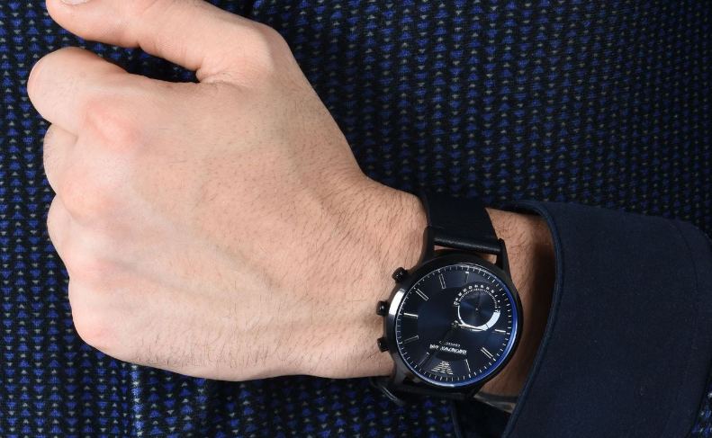 Mann trägt Emporio Armani Connected Hybrid Smartwatch am Handgelenk Mann trägt Emporio Armani Connected Hybrid Smartwatch am Handgelenk