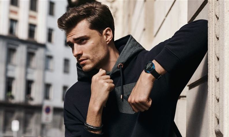 Mann mit Emporio Armani Connected Smartwatch 3 am Handgelenk in der Stadt Mann mit Emporio Armani Connected Smartwatch 3 am Handgelenk in der Stadt