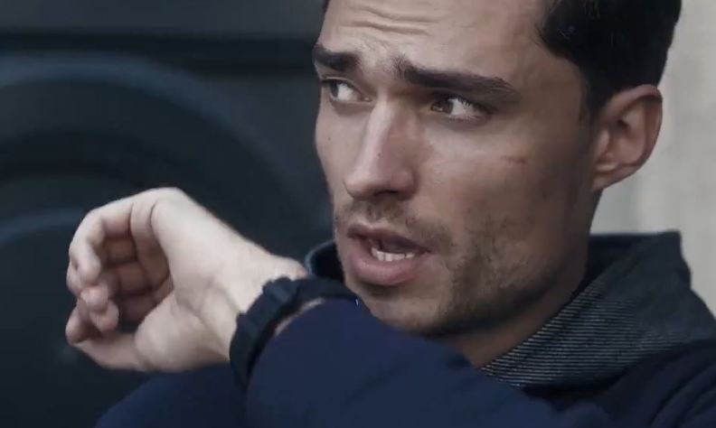 Mann spricht in die Emporio Armani Connected Smartwatch 3 Mann spricht in die Emporio Armani Connected Smartwatch 3