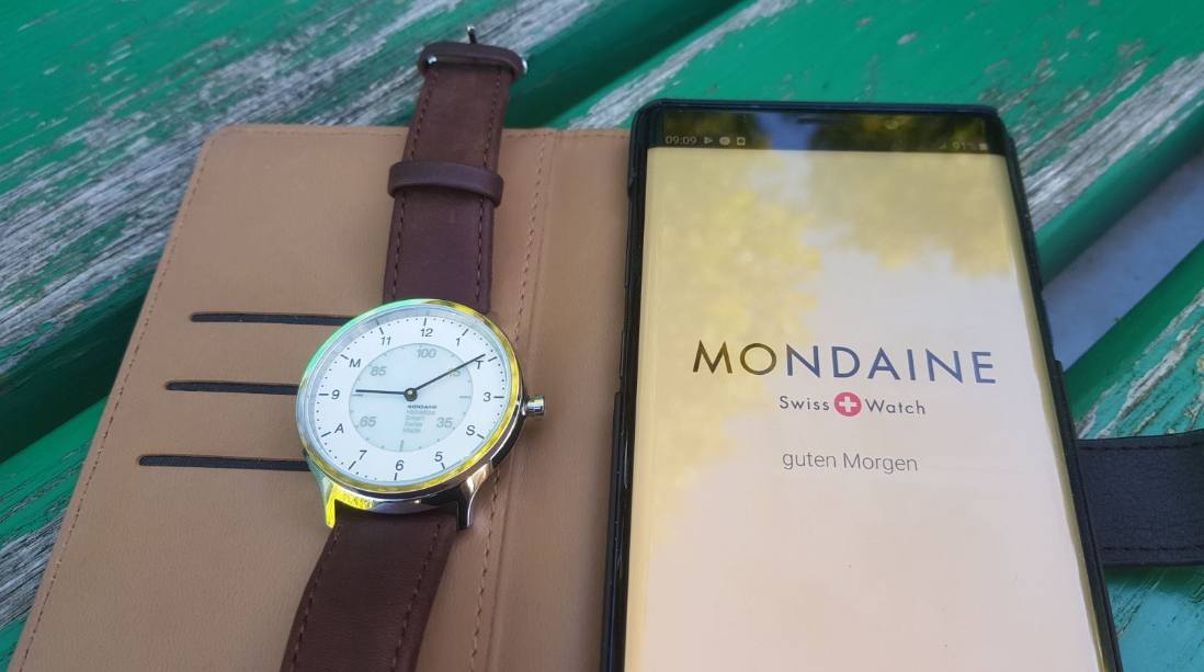 mondaine helvetica hybrid smartwatch test uhr neben smartphone
