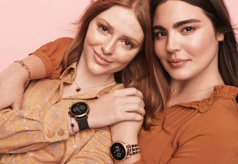 zwei damen mit fossil julianna hr smartwatch am handgelenk zwei damen mit fossil julianna hr smartwatch am handgelenk
