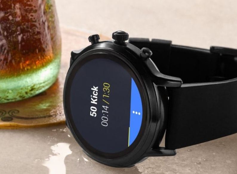 fossil julianna hr smartwatch auf tisch liegend fossil julianna hr smartwatch auf tisch liegend