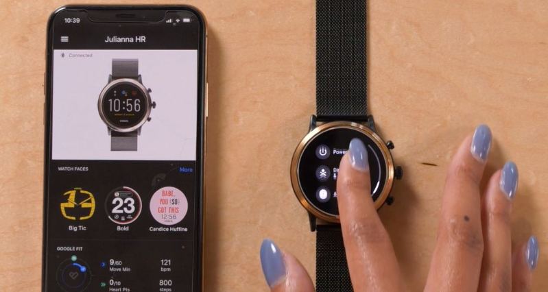fossil julianna hr smartwatch wird neben smartphone liegend bedient fossil julianna hr smartwatch wird neben smartphone liegend bedient