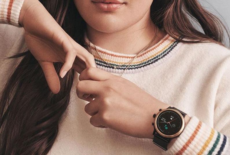 dame mit fossil julianna hr smartwatch am handgelenk dame mit fossil julianna hr smartwatch am handgelenk