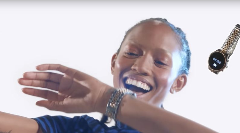 lachende frau blickt auf display der michael kors access lexington 2 smartwatch