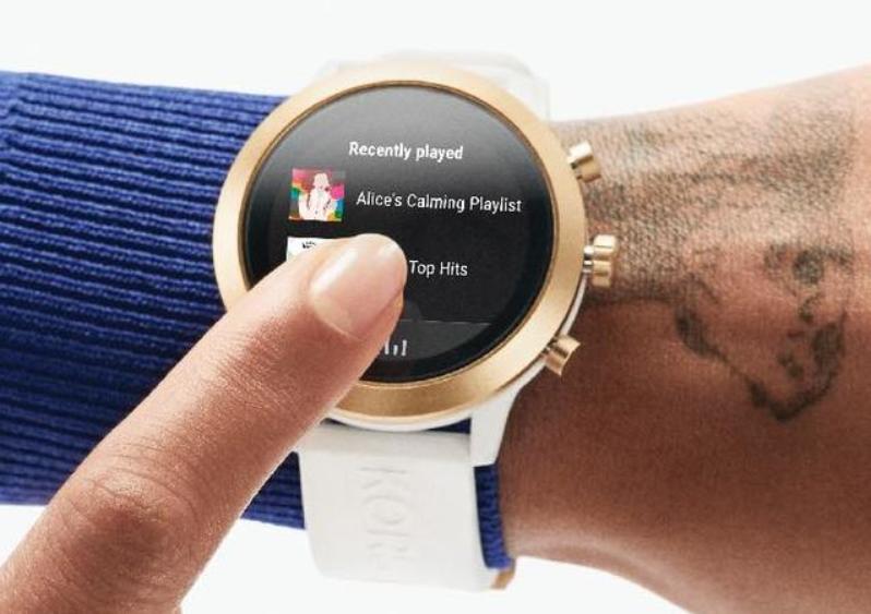 dame tippt auf touchscreen der michael kors access mkgo smartwatch