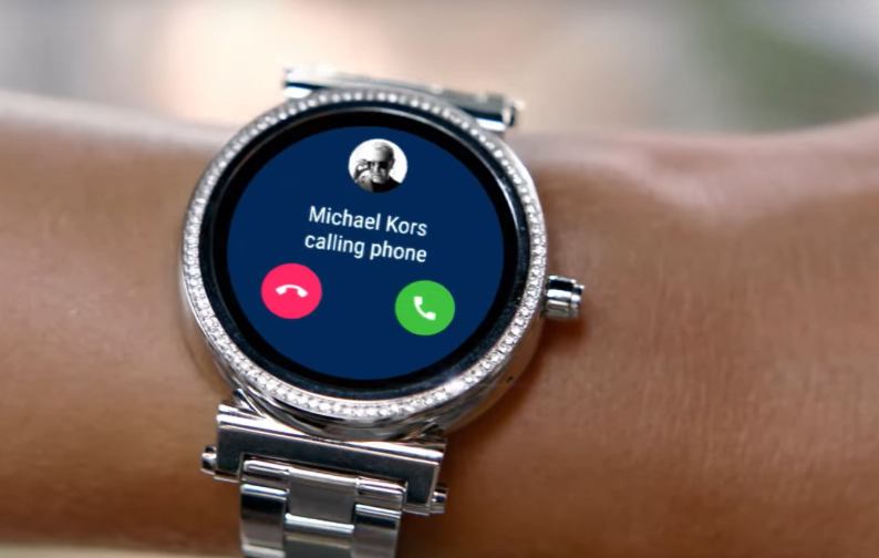 eingehender anruf auf dem display der michael kors access sofie 2 smartwatch