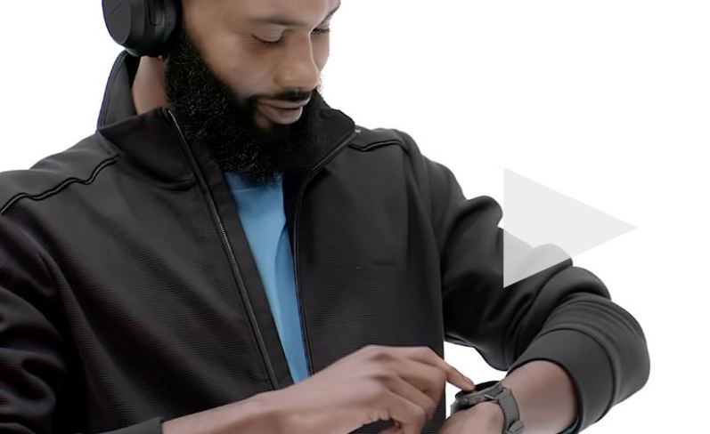 mann hoert musik mit der skagen connected falster 3 smartwatch mann hoert musik mit der skagen connected falster 3 smartwatch