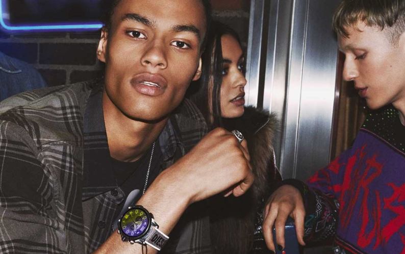 Mann mit Diesel On Full Guard 2.5 Smartwatch am Handgelenk Mann mit Diesel On Full Guard 2.5 Smartwatch am Handgelenk