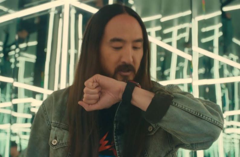 Steve Aoki spricht ins Mikrofon der Diesel On Full Guard 2.5 Smartwatch Steve Aoki spricht ins Mikrofon der Diesel On Full Guard 2.5 Smartwatch