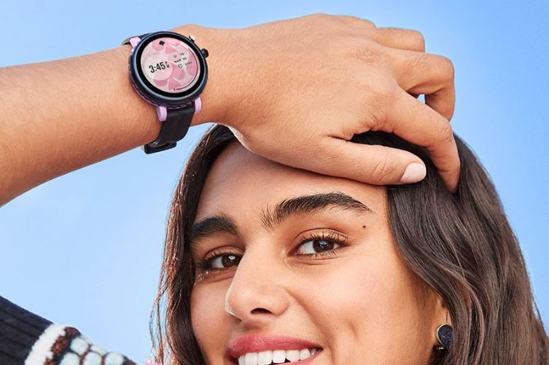 Dame mit Kate Spade New York Sport Smartwatch am Handgelenk Dame mit Kate Spade New York Sport Smartwatch am Handgelenk