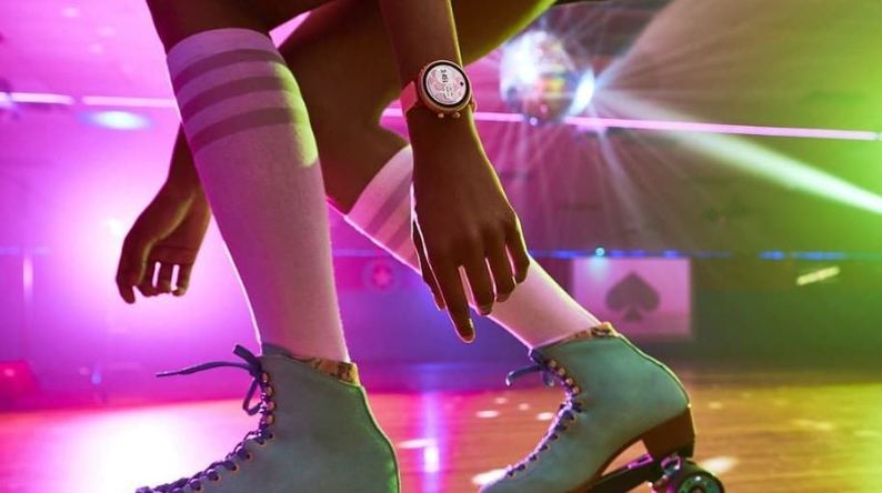 Frau auf Rollschuhen mit Kate Spade New York Sport Smartwatch am Handgelenk Frau auf Rollschuhen mit Kate Spade New York Sport Smartwatch am Handgelenk