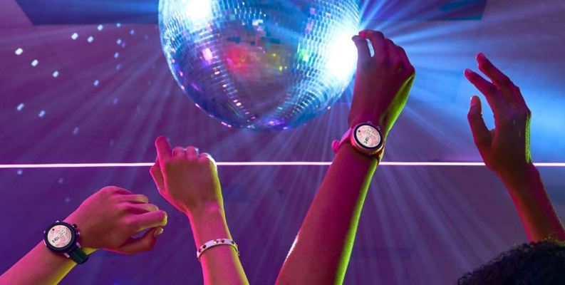 Zwei Damen mit Kate Spade New York Sport Smartwatch am Handgelenk feiern Zwei Damen mit Kate Spade New York Sport Smartwatch am Handgelenk feiern