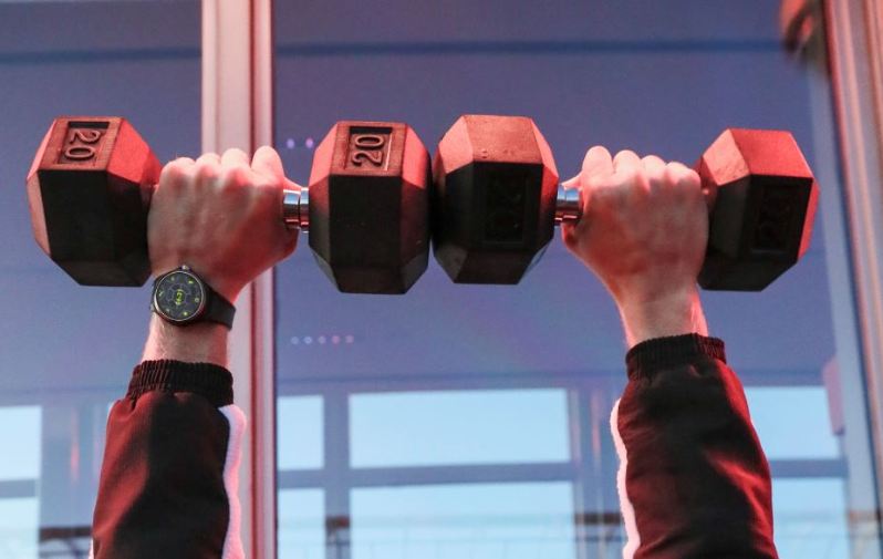 Puma Smartwatch am Handgelenk eines Herren beim Training mit Kurzhanteln Puma Smartwatch am Handgelenk eines Herren beim Training mit Kurzhanteln