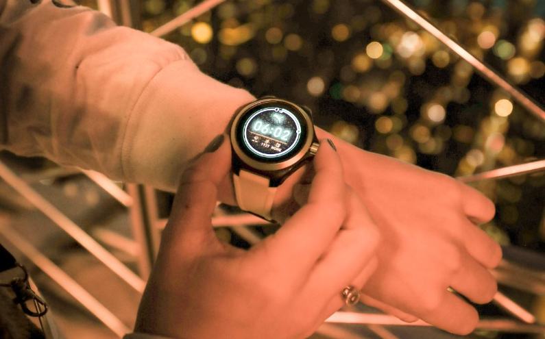 Detailansicht Display Puma Smartwatch am Handgelenk einer Dame Detailansicht Display Puma Smartwatch am Handgelenk einer Dame