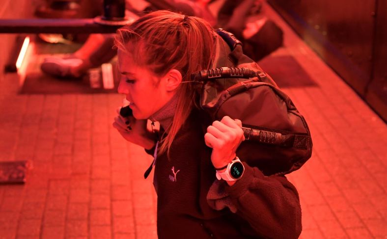 Frau mit Puma Smartwatch am Handgelenk beim Kniebeugen mit Gewicht Frau mit Puma Smartwatch am Handgelenk beim Kniebeugen mit Gewicht
