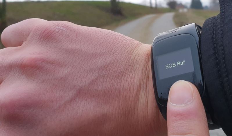 per Knopfdruck über die tellimed Solino GPS Notfall Uhr Hilfe holen