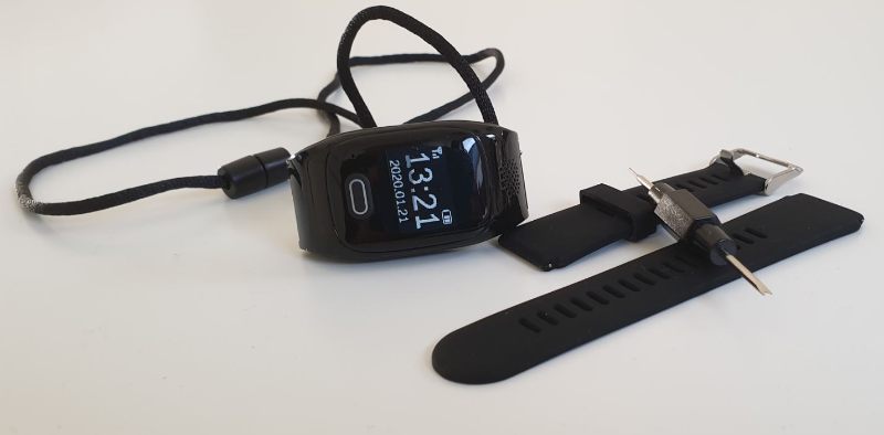 tellimed Solino GPS Notfall Uhr an Halskette befestigt