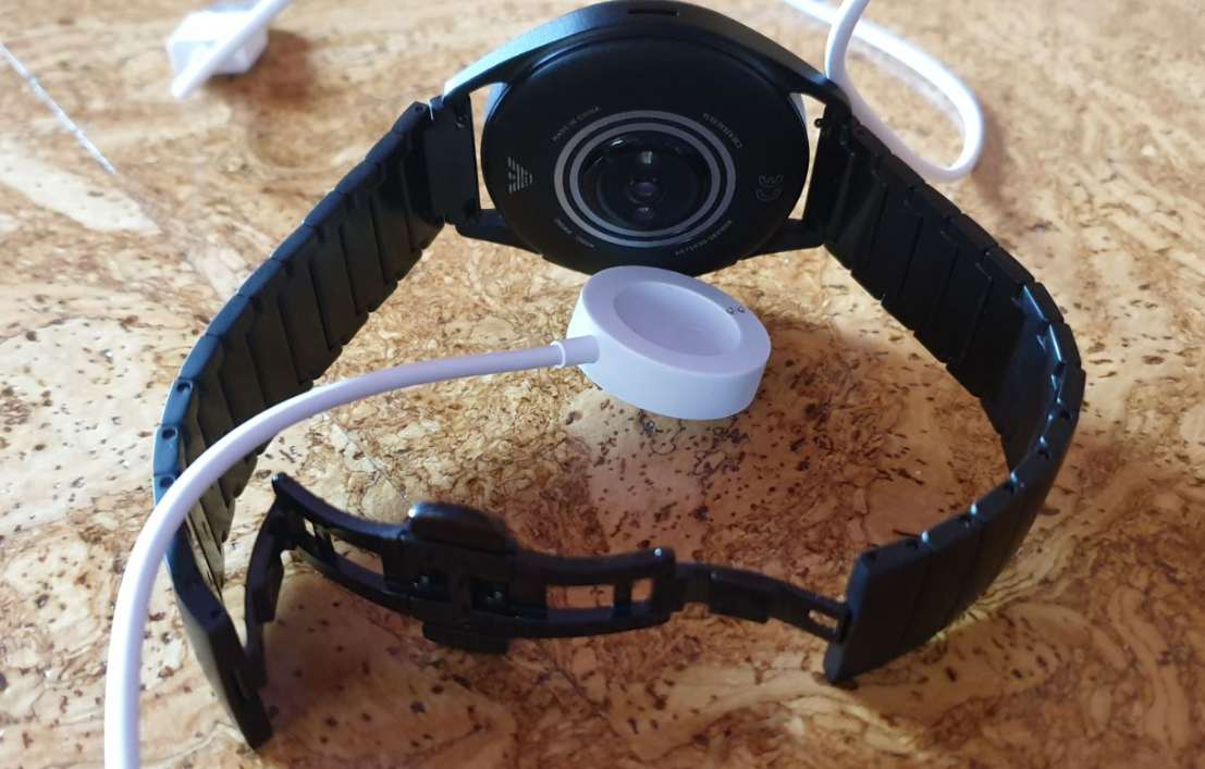 emporio armani connected smartwatch 3 test aufladen