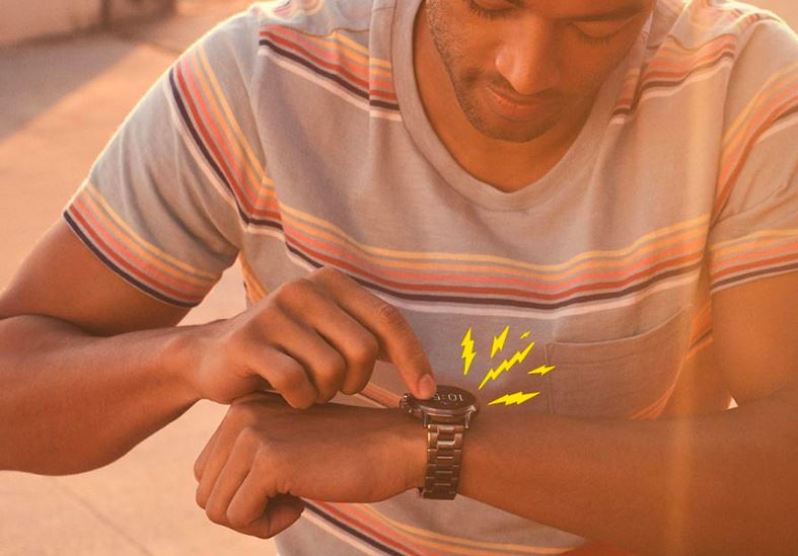 Herr tippt auf Display der Fossil Carlyle HR Smartwatch am Handgelenk Herr tippt auf Display der Fossil Carlyle HR Smartwatch am Handgelenk