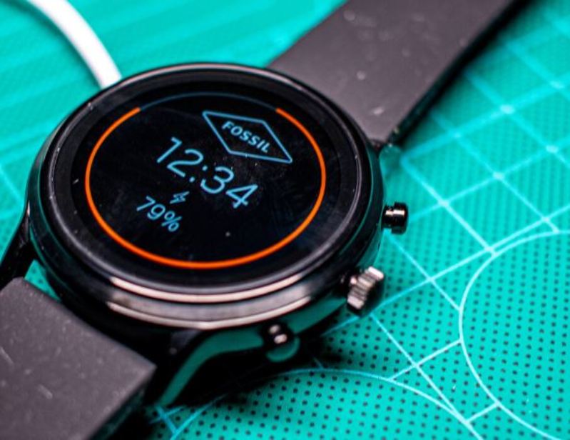 Fossil Carlyle HR Smartwatch wird aufgeladen Fossil Carlyle HR Smartwatch wird aufgeladen
