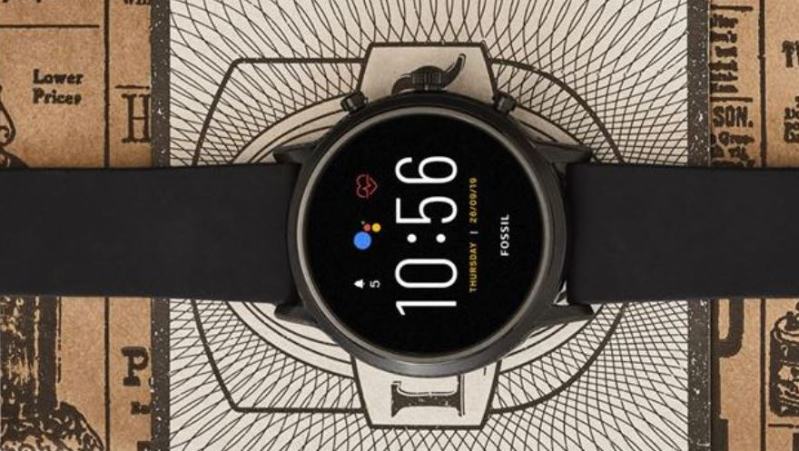 Fossil Carlyle HR Smartwatch liegend auf Postkarte Fossil Carlyle HR Smartwatch liegend auf Postkarte