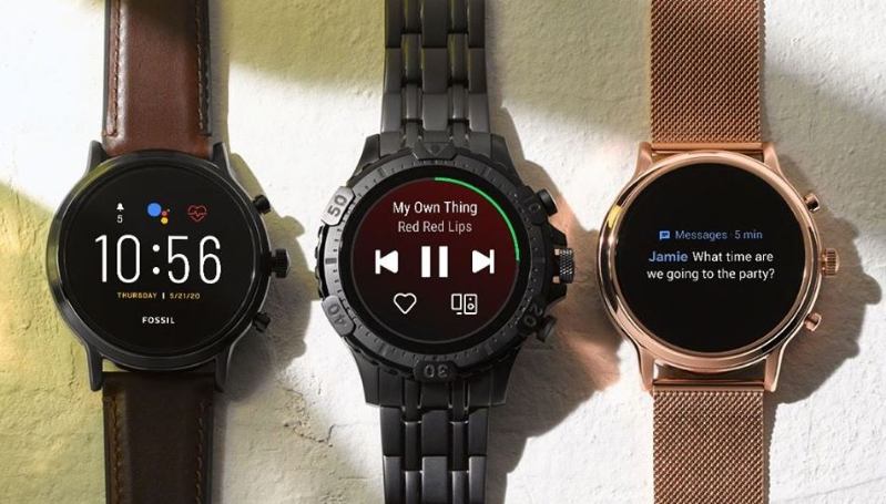 drei Smartwatches nebeneinander liegend mit Fossil Garrett HR in der Mitte