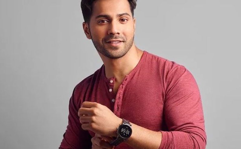 Mann hält Fossil Garrett HR Smartwatch in die Kamera